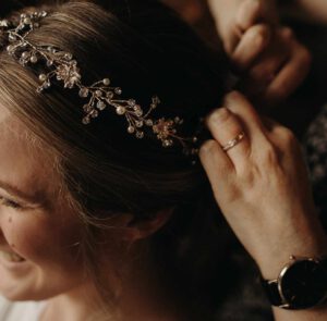Haarschmuck einarbeiten