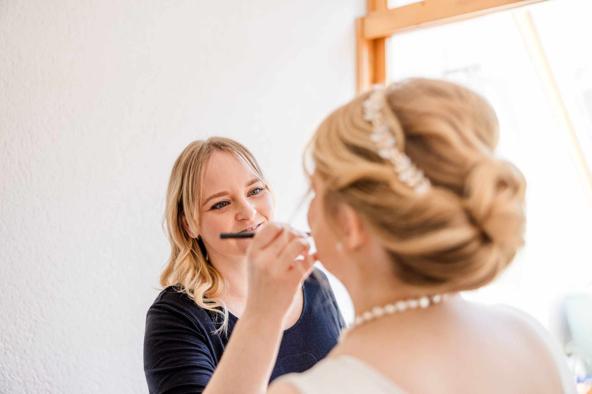 Letzte Handgriffe beim Brautstyling