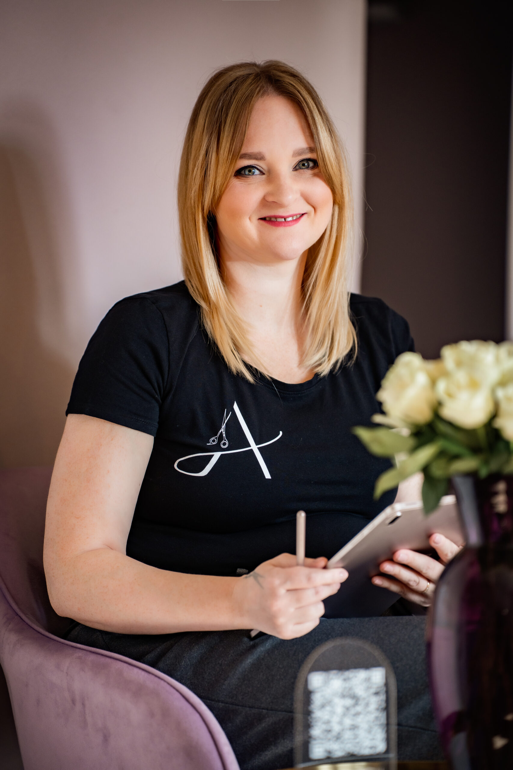 Brautstylistin bei der persönlichen Beratung im Salon – Planung von Brautstyling und Hochzeitslook