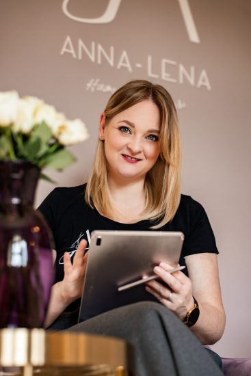 Friseurin und Brautstylistin bei der Kundenberatung im Salon – Hochzeitsstyling